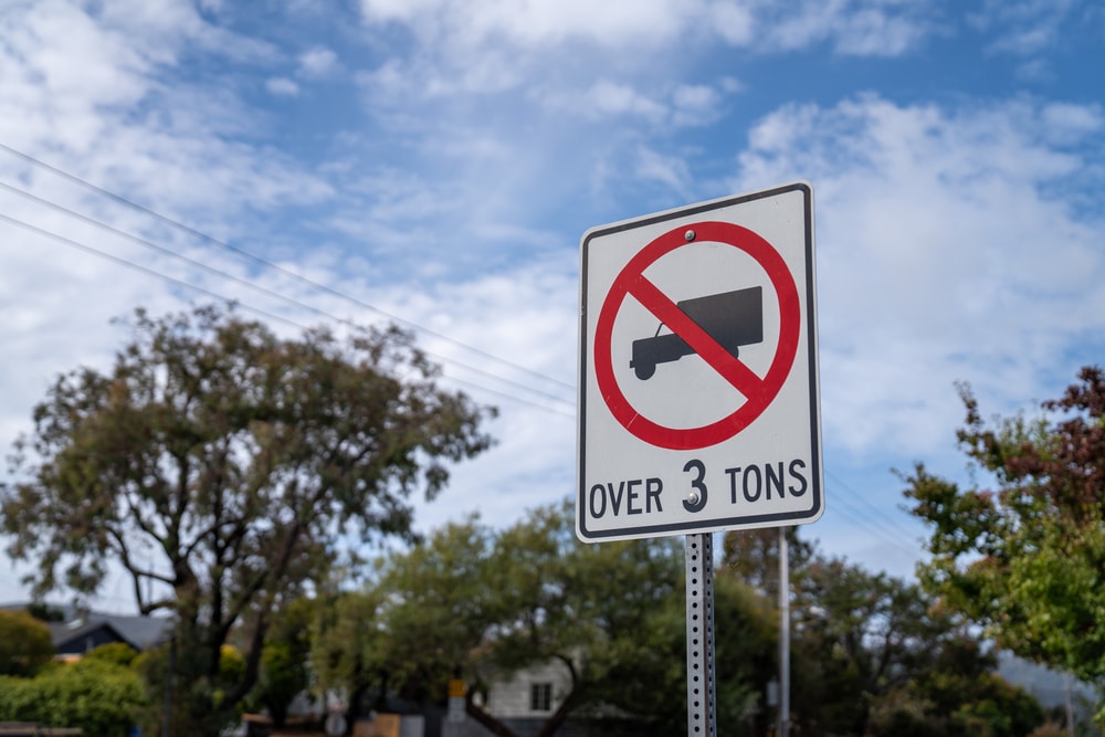 truck weight limit sign