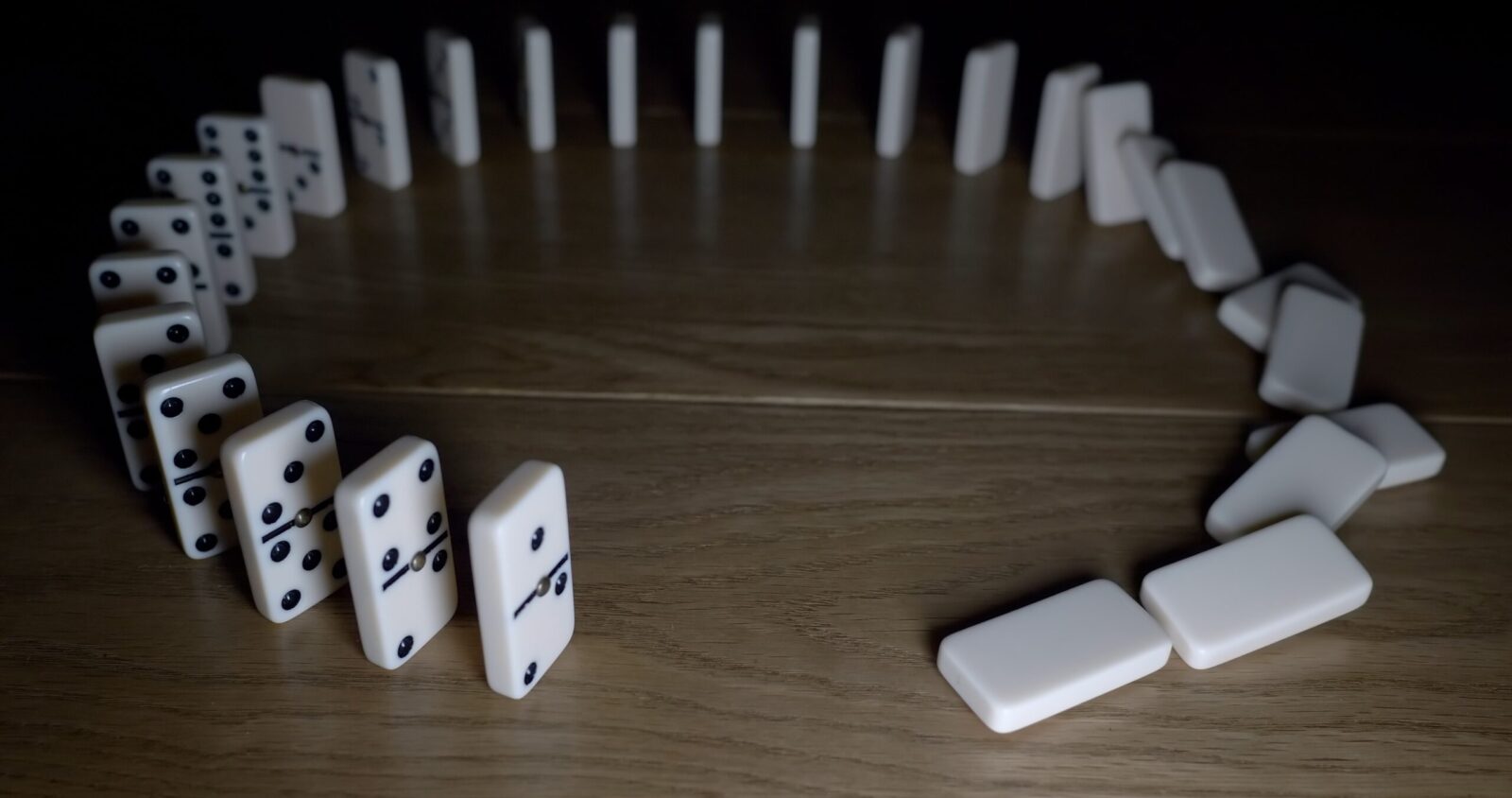 dominos falling in a circle